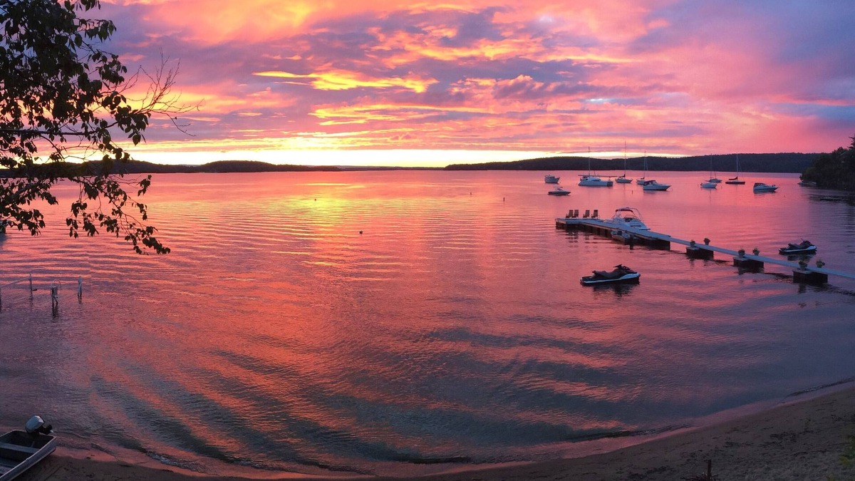 Colchester Cottage | Cozy cottage on beautiful sandy beach in Malletts Bay