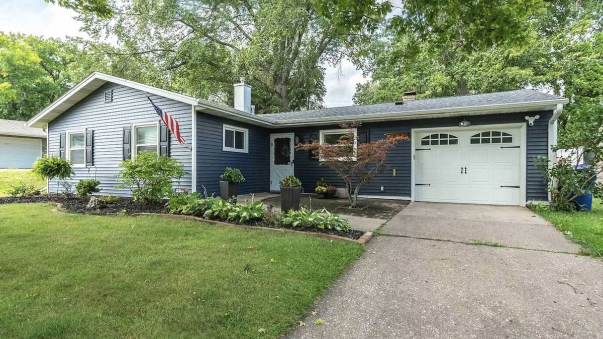 Davenport House | Cozy Cottage on Elm