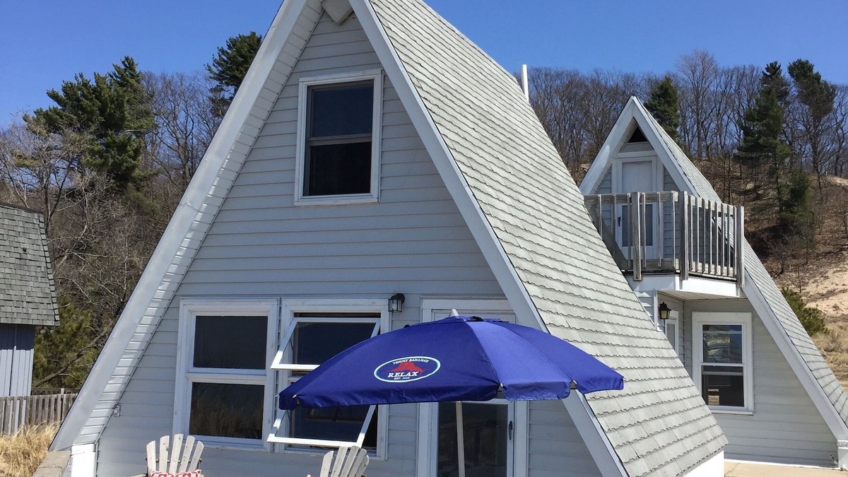 Shelby Cottage | Cozy Cottage On Lake Michigan Shore, Newly Renovated, Flat & few Steps To Beach
