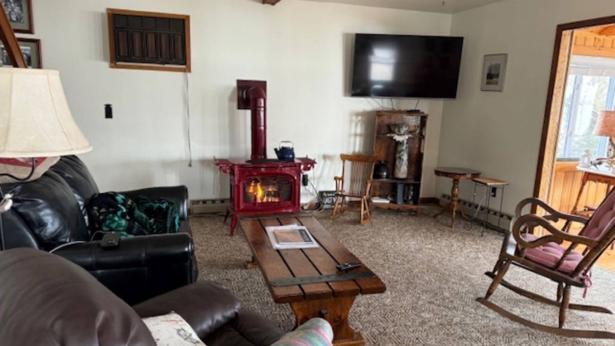 Crown Point House | Cozy cottage on Lake Champlain. 5 mins from Historic Site and Champlain Bridge.