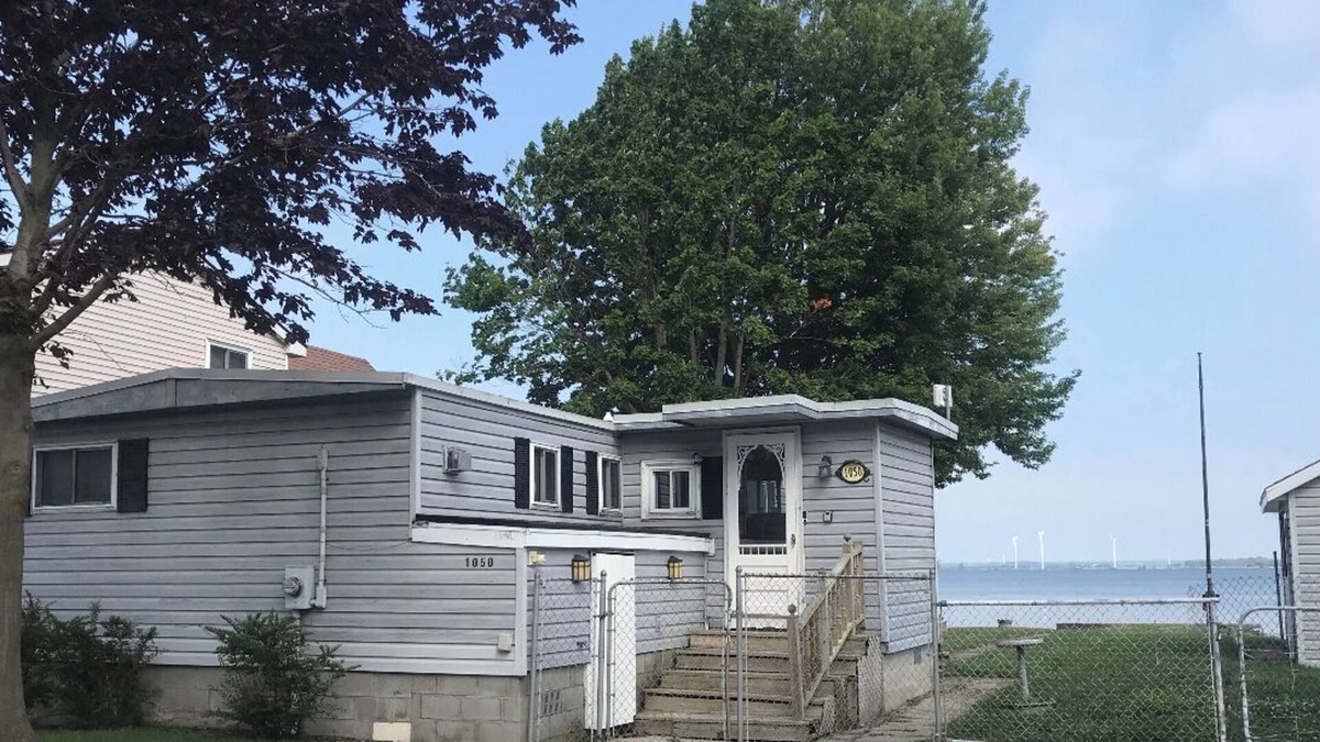 Harwich House | Cozy Cottage on Rondeau Bay in Erieau steps from local restaurants!
