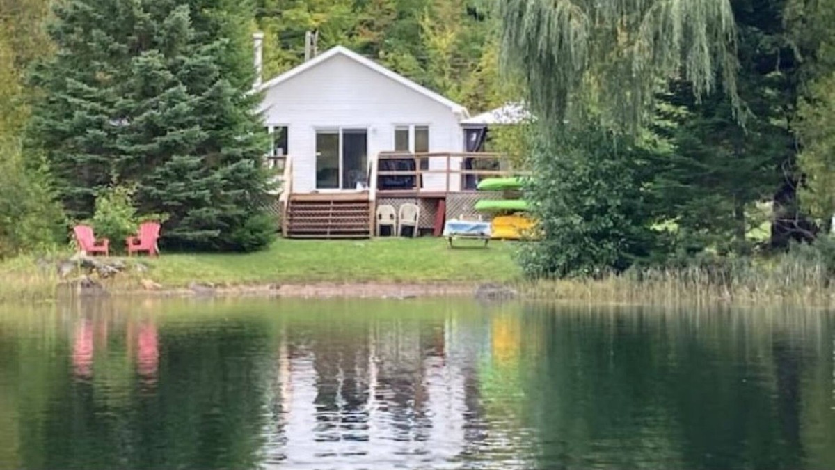 Val-des-Monts Cottage | Cozy cottage on the water