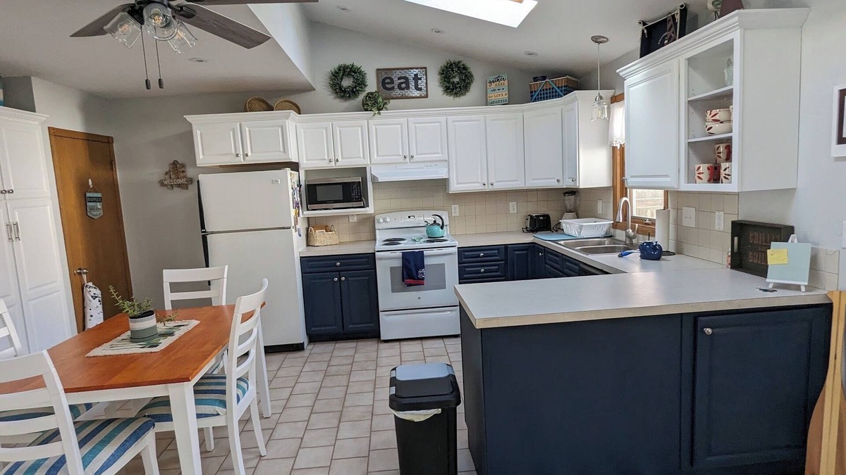 Clear Lake Cottage | Cozy Cottage on the Corner! 10 minute walk to the lake!