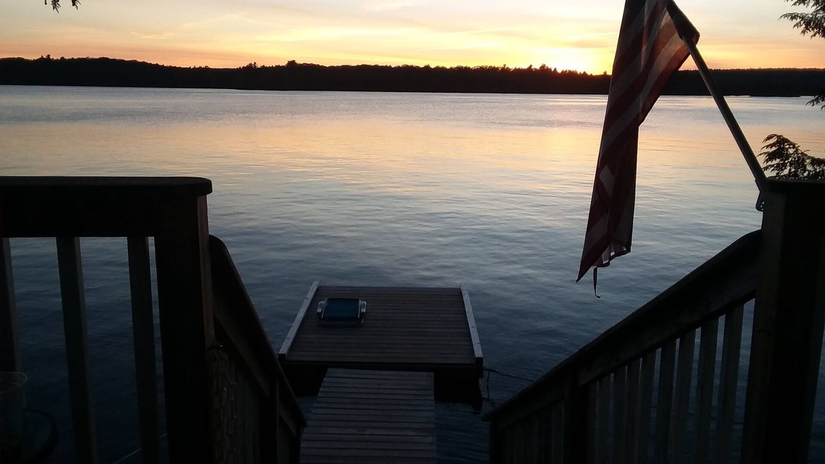 Manchester House | Cozy Cottage on water's edge of Lake Cobbosseecontee