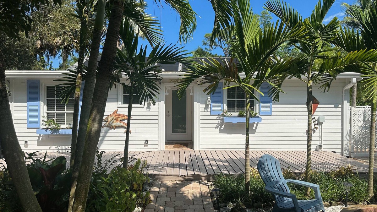 Hobe Sound Cottage | Cozy cottage retreat walking/biking distance to downtown Hobe Sound and Beach