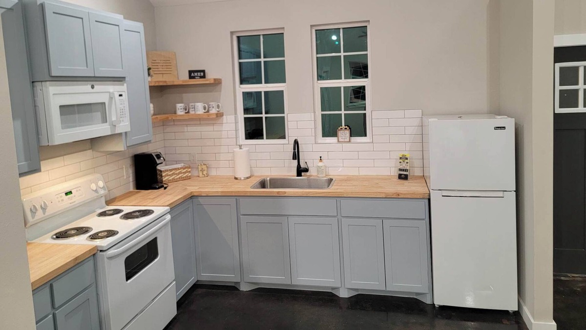 Zavalla Cottage | Cozy cottage situated on 8 acres of private property- 5 minutes from the lake!