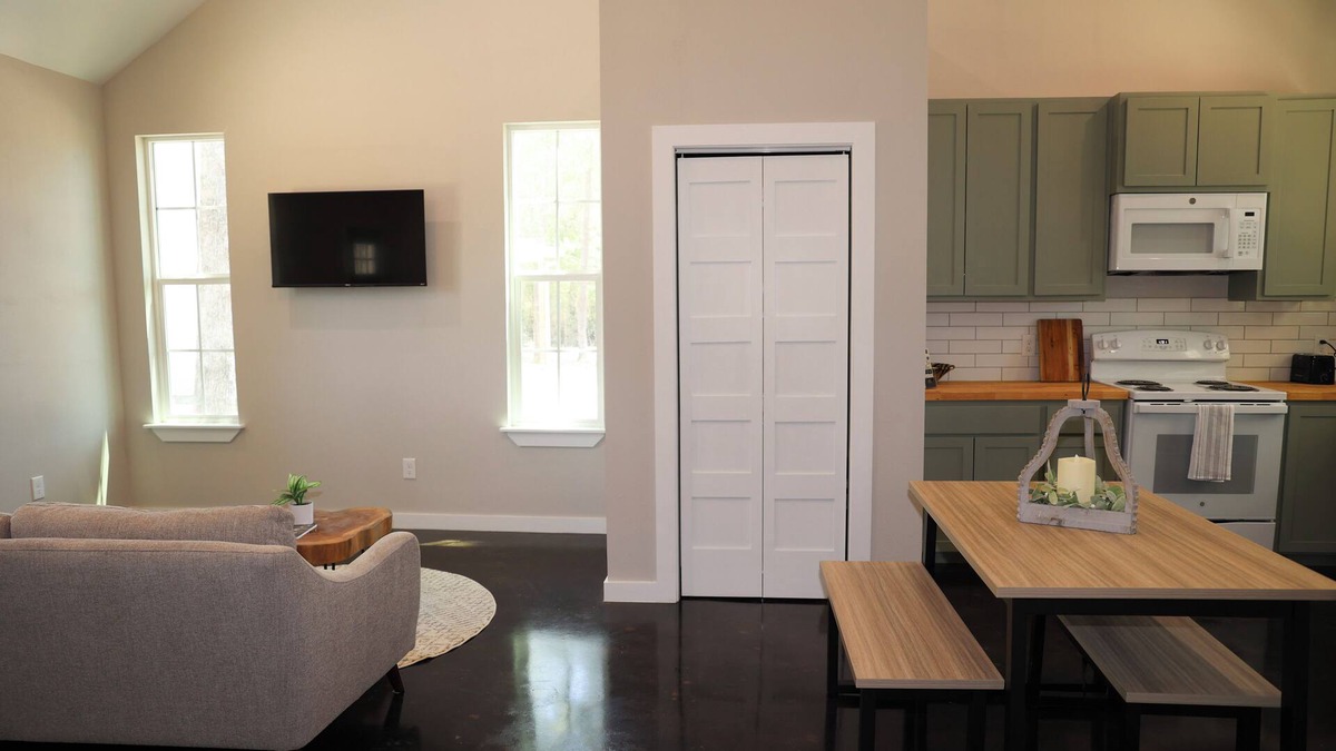 Zavalla Cottage | Cozy cottage situated on 8 acres of private property- 5 minutes from the lake!