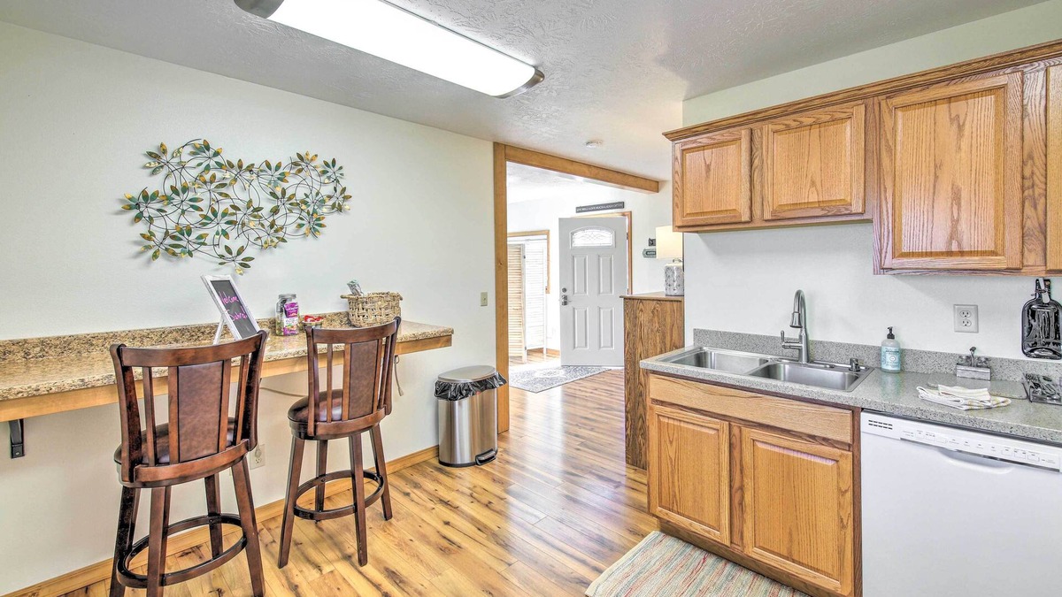 Grantsdale Cottage | Cozy Cottage Studio: Stunning Mountain Views!