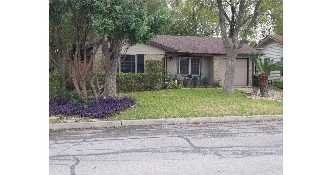 Universal City House | COZY COTTAGE STYLE 3/1 HOUSE W/ SUN ROOM