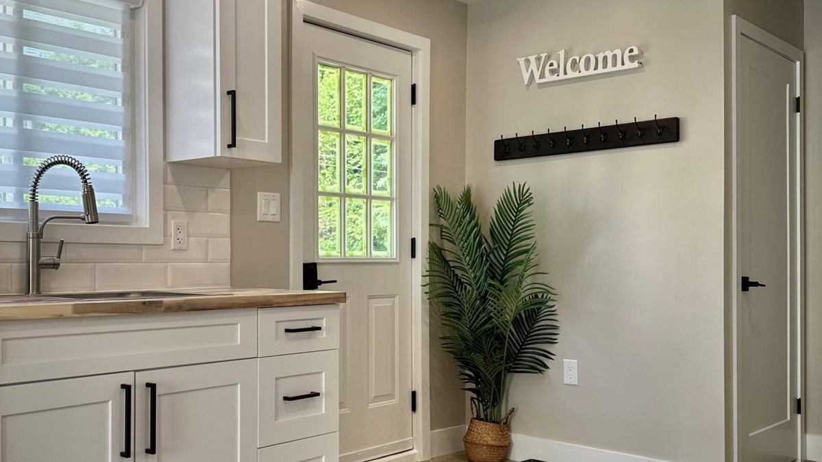 Port Stanley Apartment | Cozy Cottage Suite in Port Stanley. 5 Minute Walk From Little Beach!
