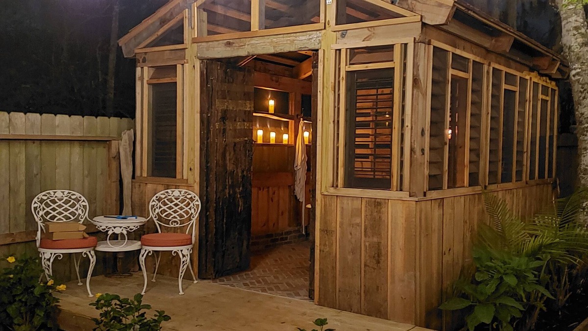 Dickinson House | Cozy Cottage Two-bedroom w/Screened Back Porch - Spacious & Charming!