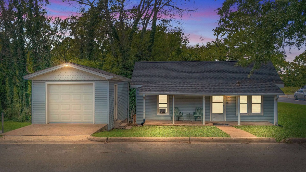 East Florence Cottage | Cozy Cottage: Under 10 minutes to Pickwick Lake, downtown, & conference center!