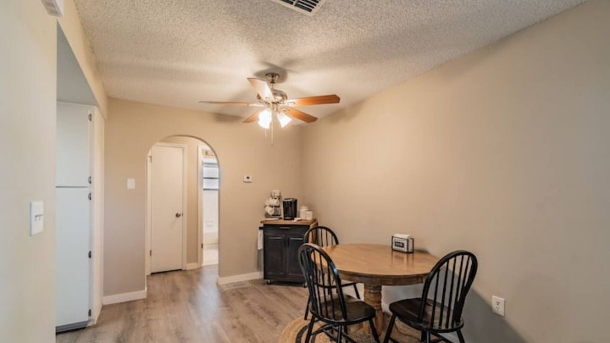 New Port Richey House | Cozy Cottage W/2 Primary Bedroom