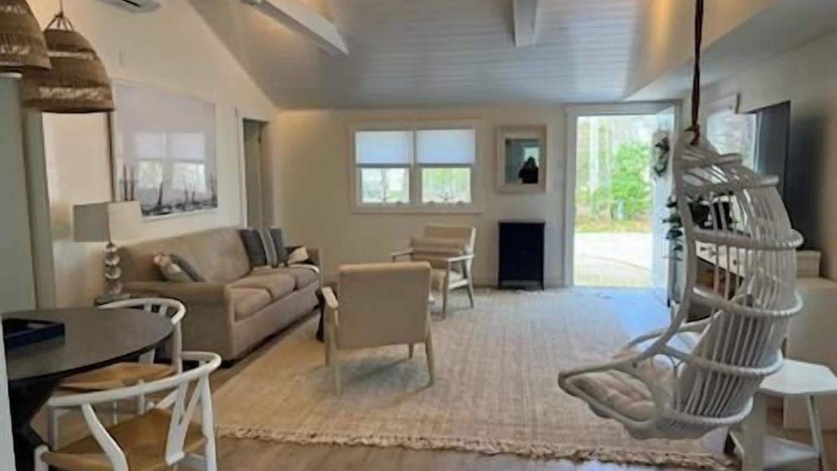 East Falmouth House | Cozy Cottage walk to Menauhant Beach