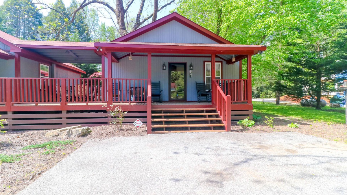 Helen Cottage | Cozy cottage with central AC, grill, fireplace, washer/dryer, & WiFi