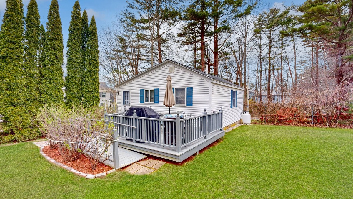 York Beach House | Cozy Cottage with Private Deck - Walk to Short Sands Beach