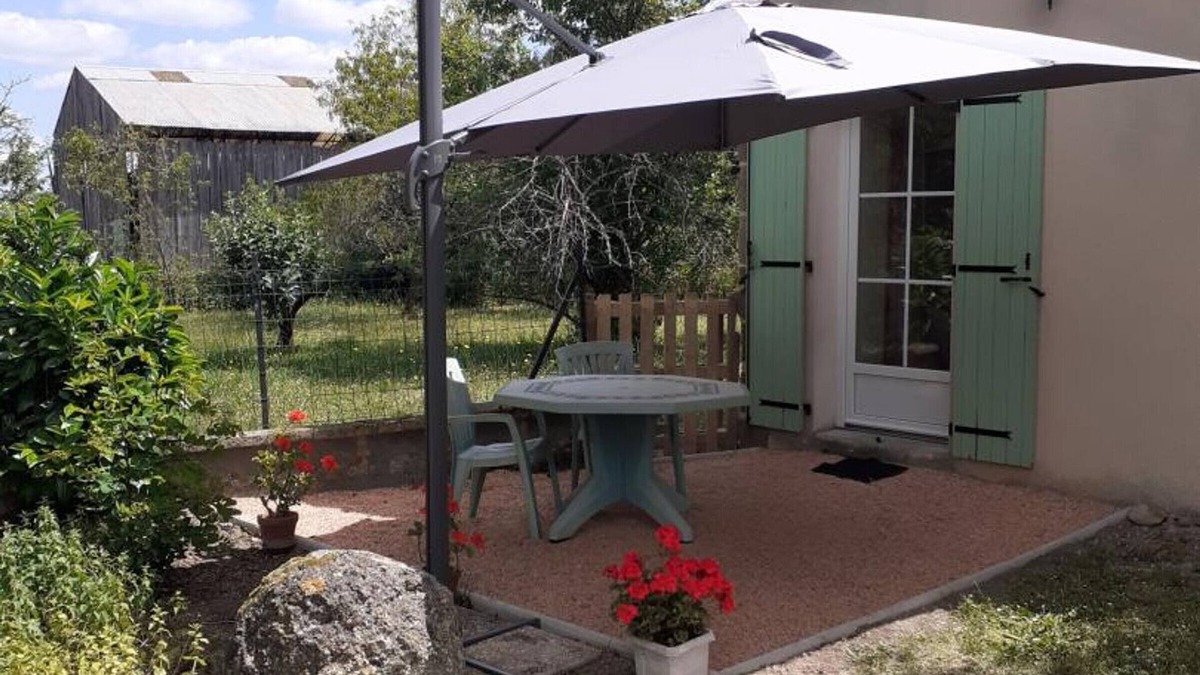 Neuvy Cottage | Cozy cottage with terrace in Neuvy, pets allowed