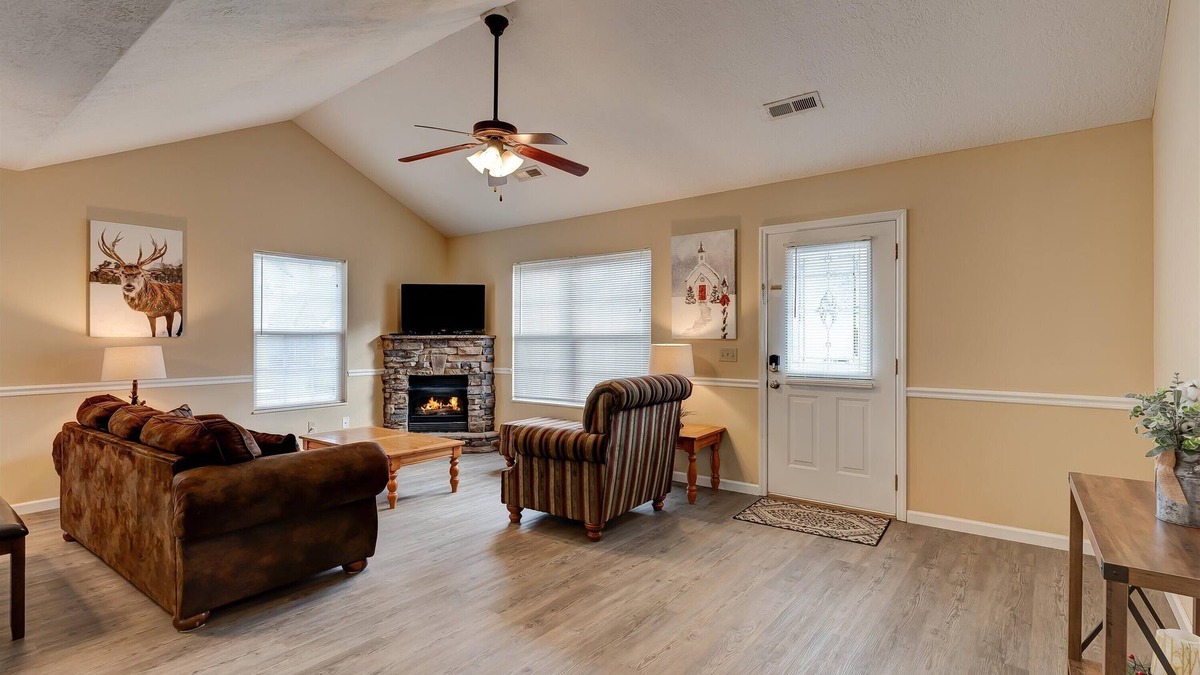 Pigeon Forge Cottage | Cozy Cottage -with Hot Tub & Pool in the Heart of Pigeon Forge close to Parkway!
