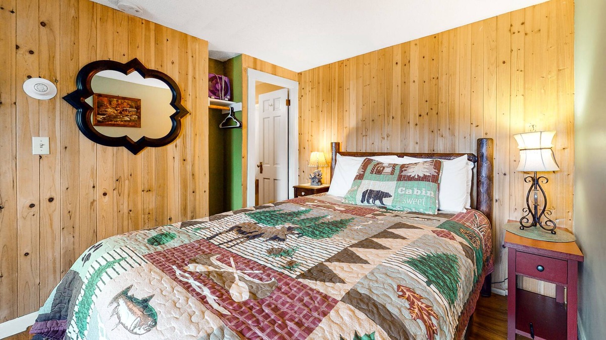 Thornton Cabin | Cozy cottage with WiFi, kitchenette, pool & peaceful acreage