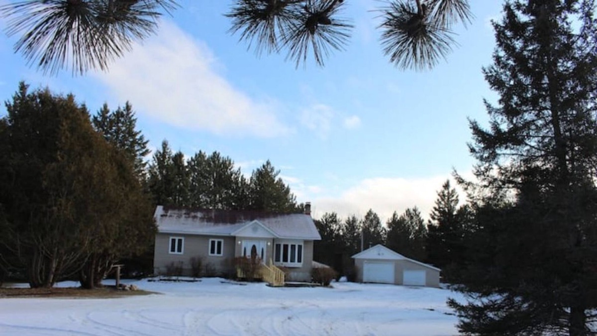 Kazabazua Cottage | Cozy Country Home