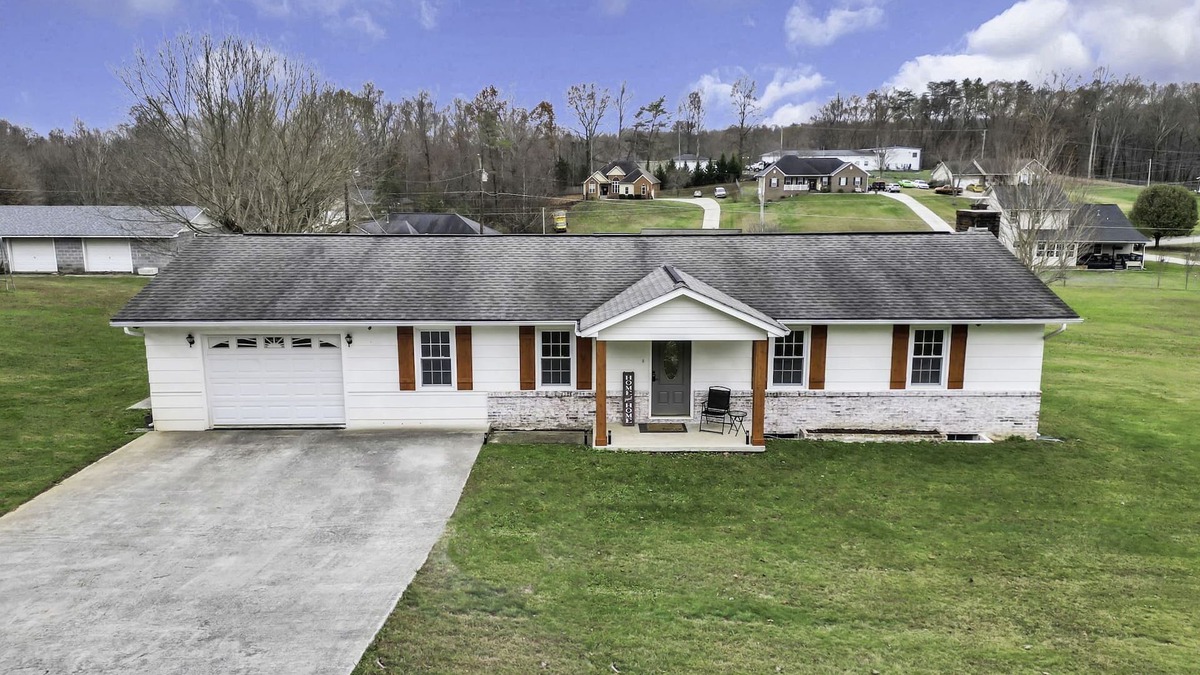Rocky Top House | Cozy country home on 1.5 fenced acres - 10 min from Norris Lake & ATV Trails