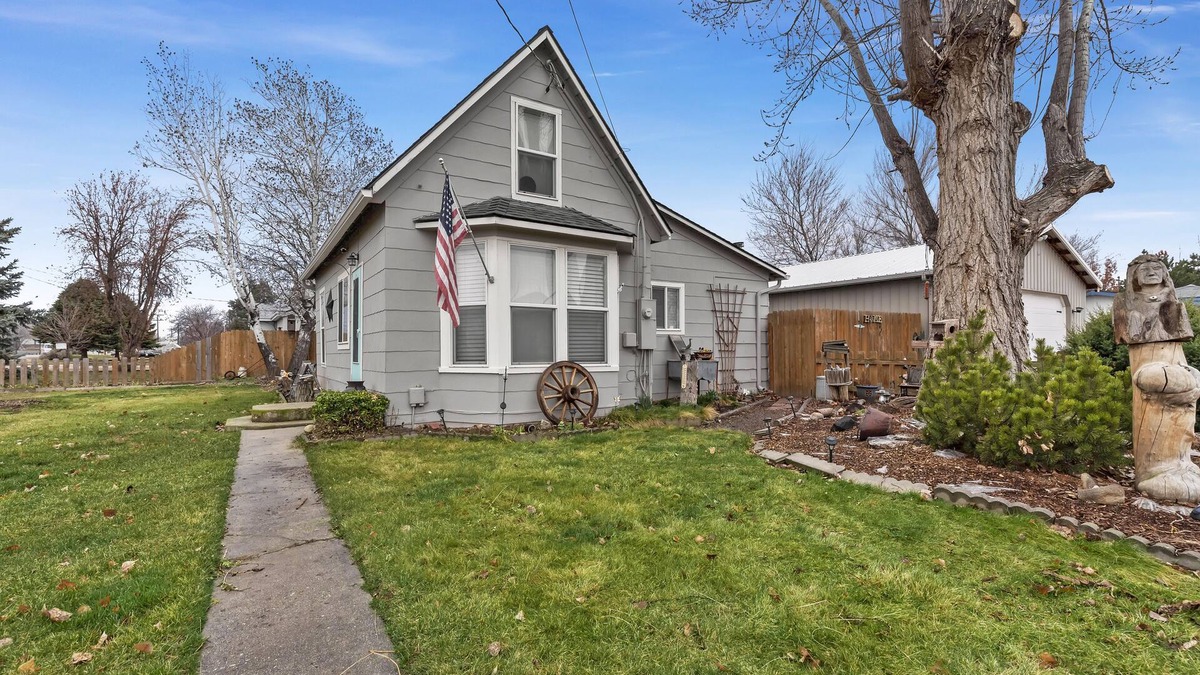 Middleton House | Cozy County Home with hot tub!