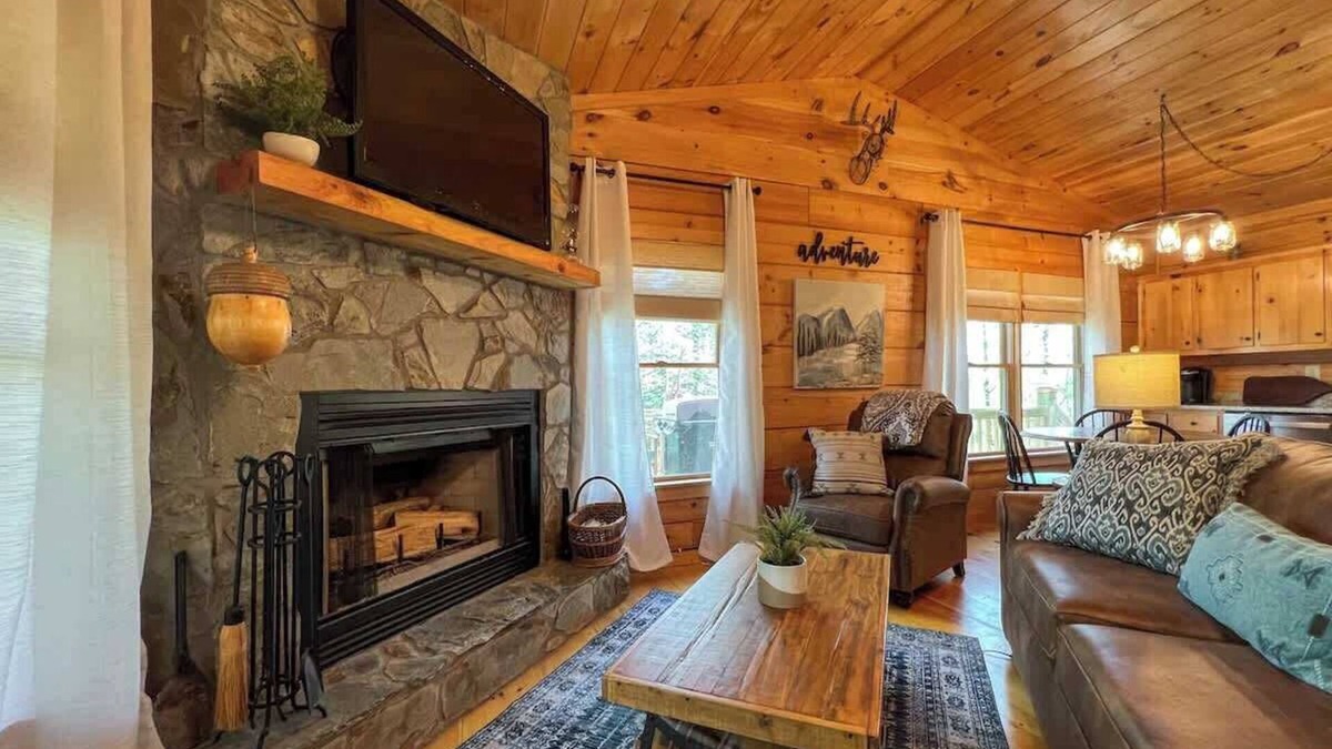 Blue Ridge Cabin | Cozy Couples Cabin, Hot Tub, Fire Pit, Grill
