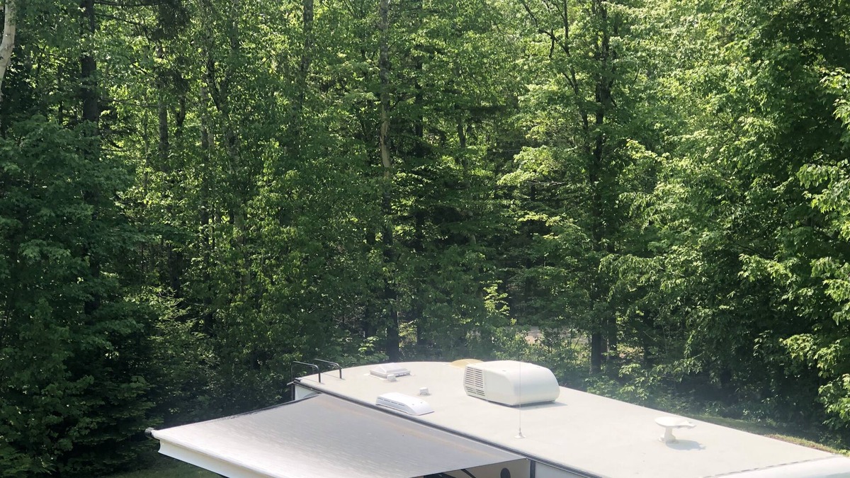 East Dalhousie House | Cozy Couples Glamping just a few minutes to the lake