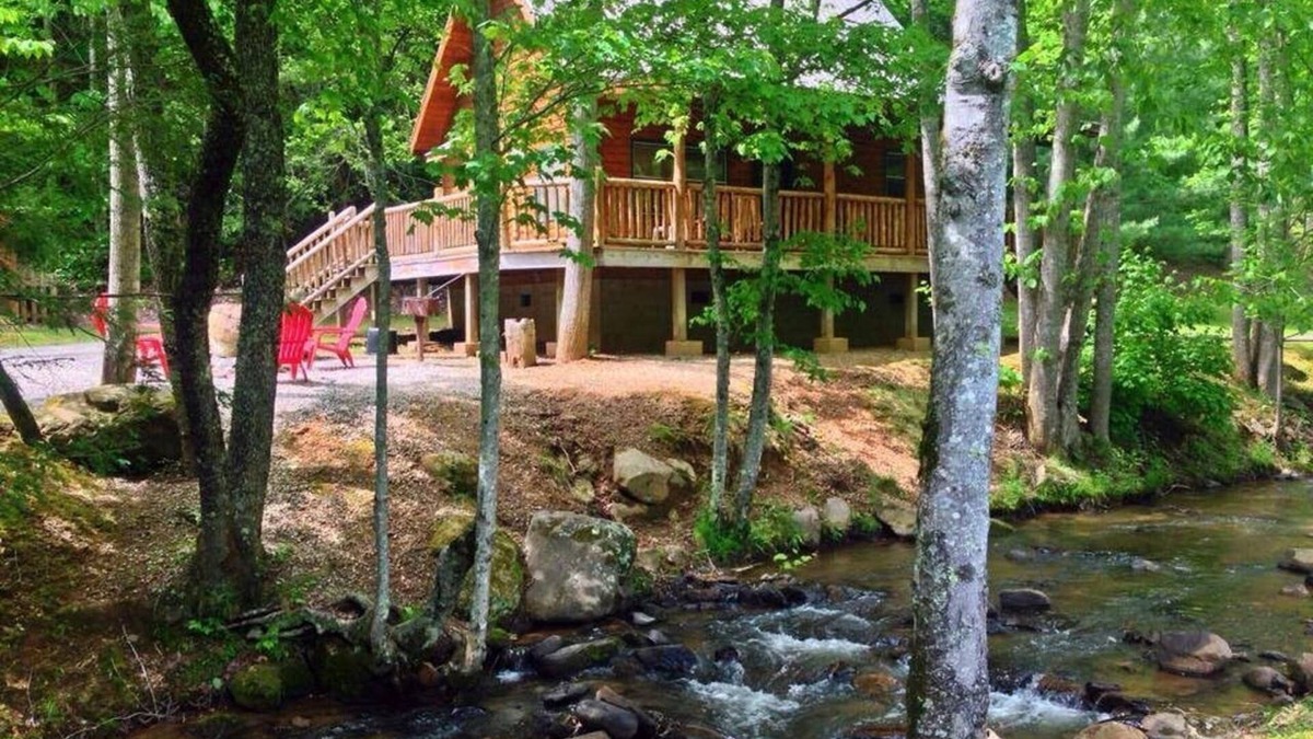 Bryson City Cabin | Cozy Creekside Cabin just a few steps from Lands Creek!