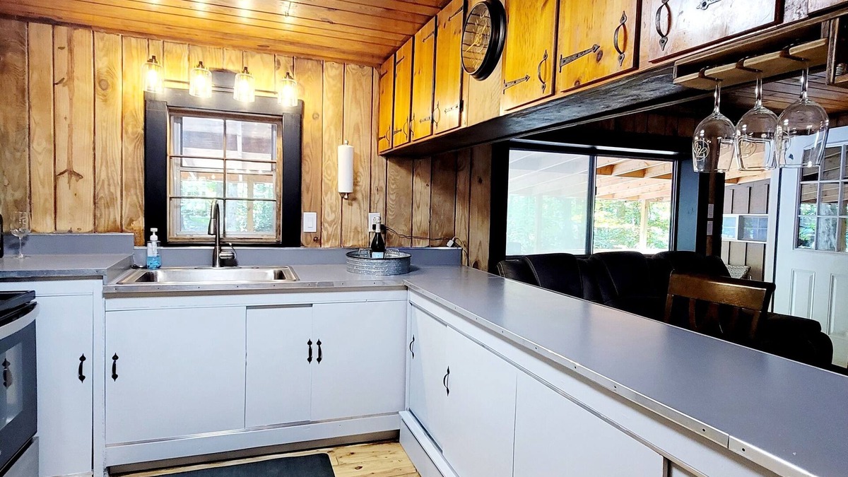 Bristol Cabin | Cozy Creekside Cabin - Mountains, Stream, Sleeps 7, Families Welcome, Large Deck