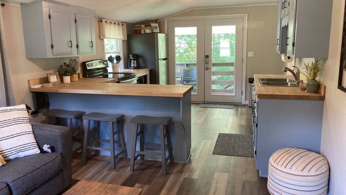 Barnardsville House | Cozy Creekside Guesthouse - 25min to Asheville