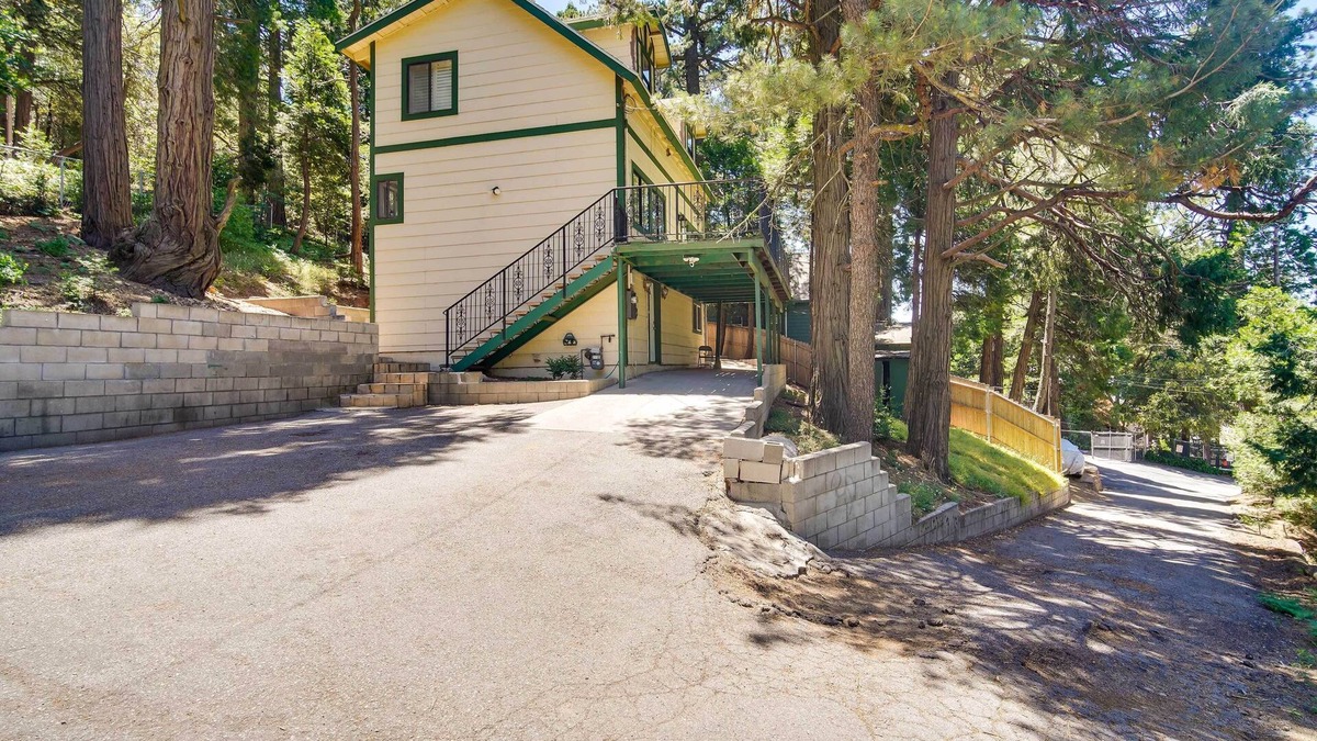 Crestline Apartment | Cozy Crestline Getaway ~ 2 Mi to Lake Gregory