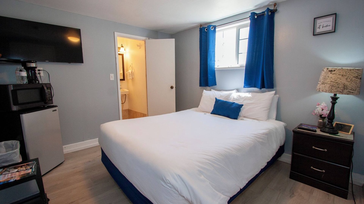 Westport Hotel | Cozy Cuddy Room with WiFi in Westport