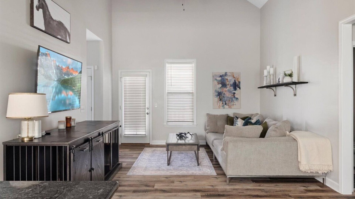 Madison House | Cozy Cul De Sac w/fenced backyard, covered patio, fire pit, near Grand Ole Opry