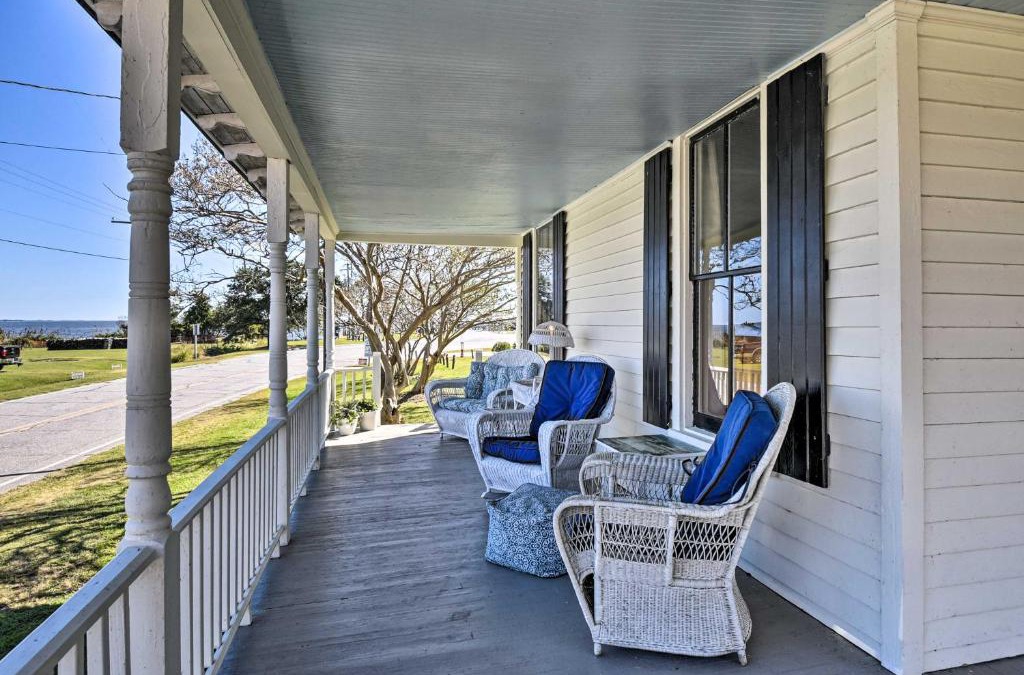 Currituck House | Cozy Currituck Home with Fire Pit near Ferry!