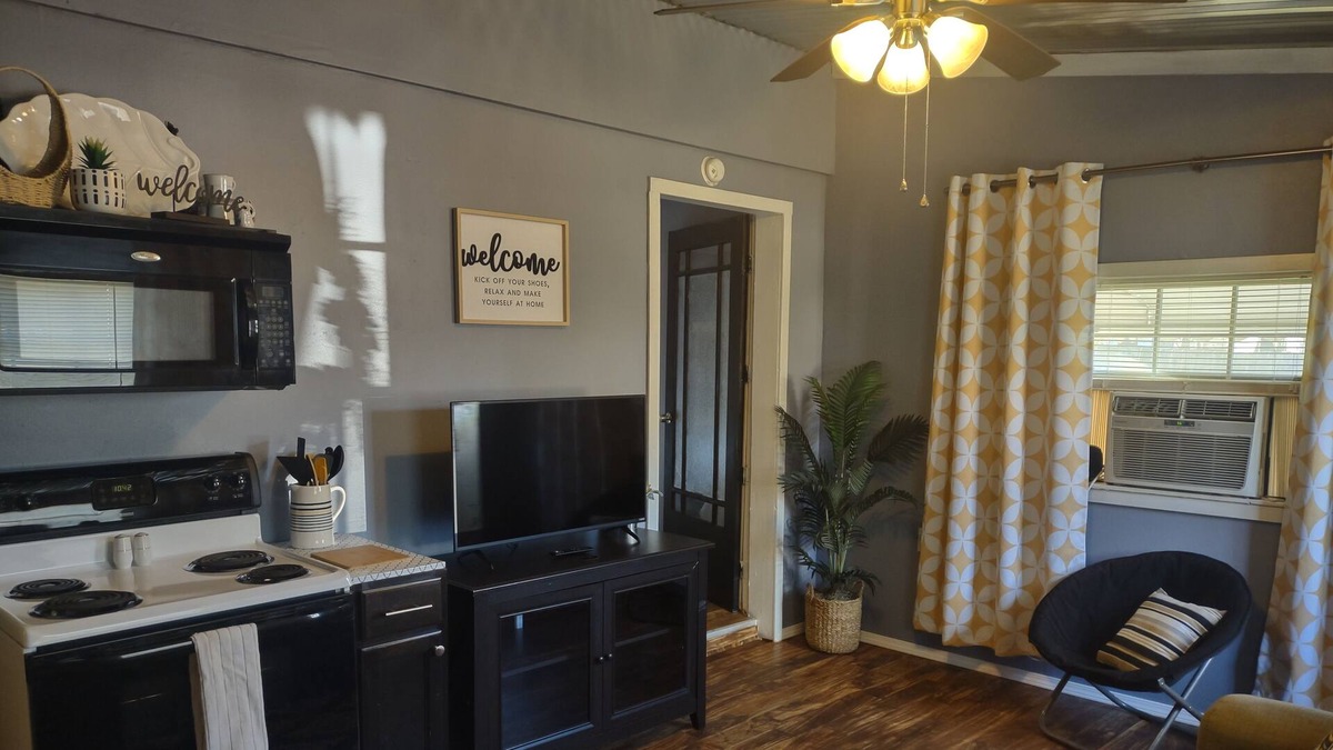 Longview House | Cozy, Cute home, minutes from Everything!
