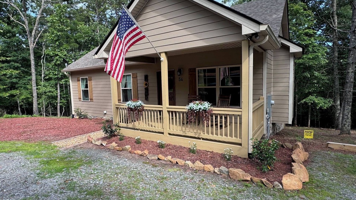 Morganton Cabin | Cozy Day Break! Hot Tub, Fire Pit, Horse Shoes, Near Nottley Lake