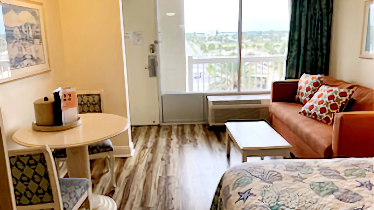 Ortona Park Condo | Cozy Daytona King Deluxe Studio w/kitchen