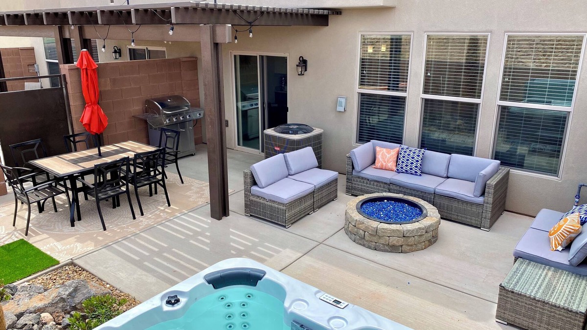 Washington House | Cozy Dog & Baby Friendly Home, Hot tub, fire pit & heated pool, near Zions