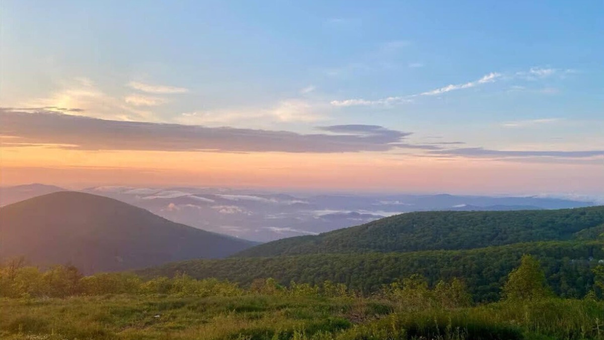 Nellysford Condo | Cozy dog- friendly condo that sleeps 6 -with pools and VIEWS, minutes to slopes