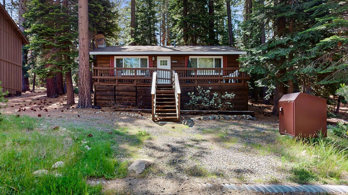 Tahoe Paradise Cabin | Cozy, dog-friendly cabin with large private deck, fireplace, BBQ-close to trails