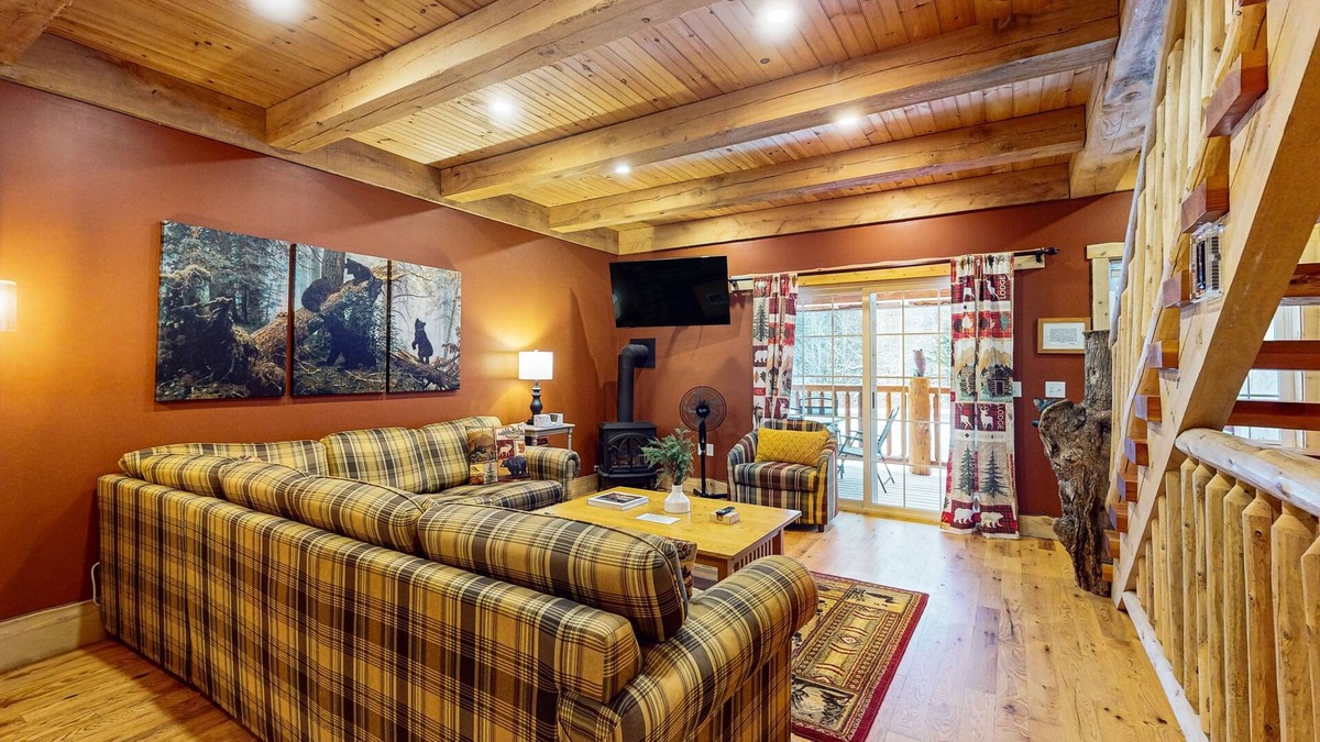 Jeffersonville Condo | Cozy dog-friendly condo w/mtn views, deck, grill, fireplace, firepit, cornhole