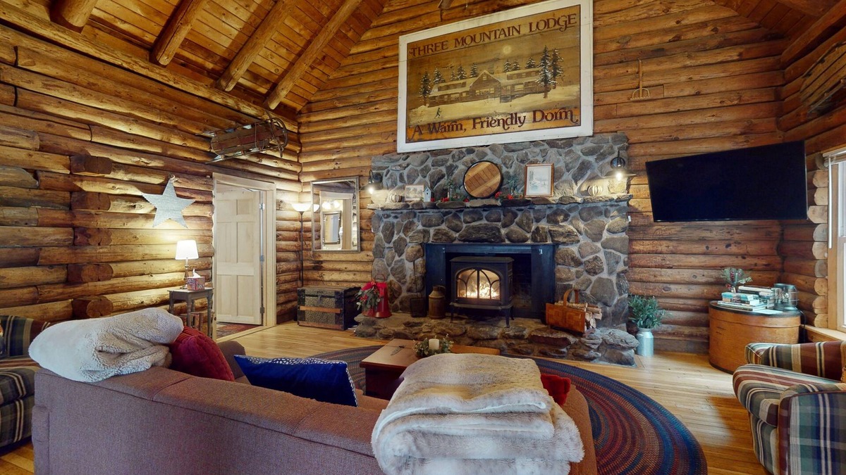 Jeffersonville Condo | Cozy dog-friendly condo w/private deck, grill, gas fireplace, firepit, cornhole