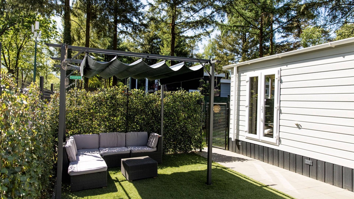 Bosgebied Hoenderloo Ski Chalet | Cozy dog‑friendly forest chalet near Hoge Veluwe with pool & fenced garden