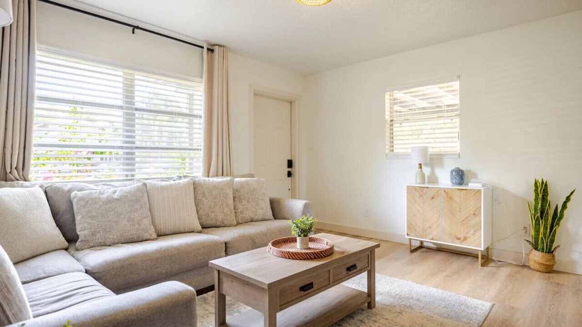 Apollo Beach House | Cozy Dog-friendly Bungalow
