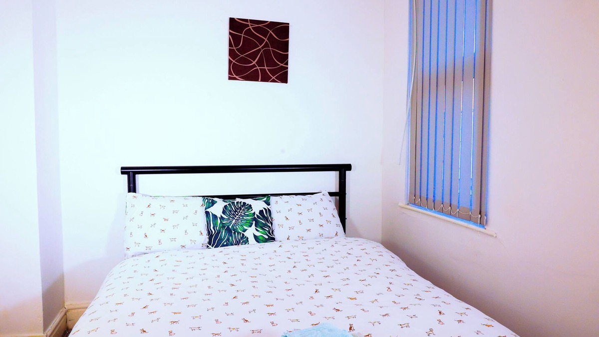 Liverpool House | Cozy Double Room in Prime Kensington with Shared Kitchen and TV