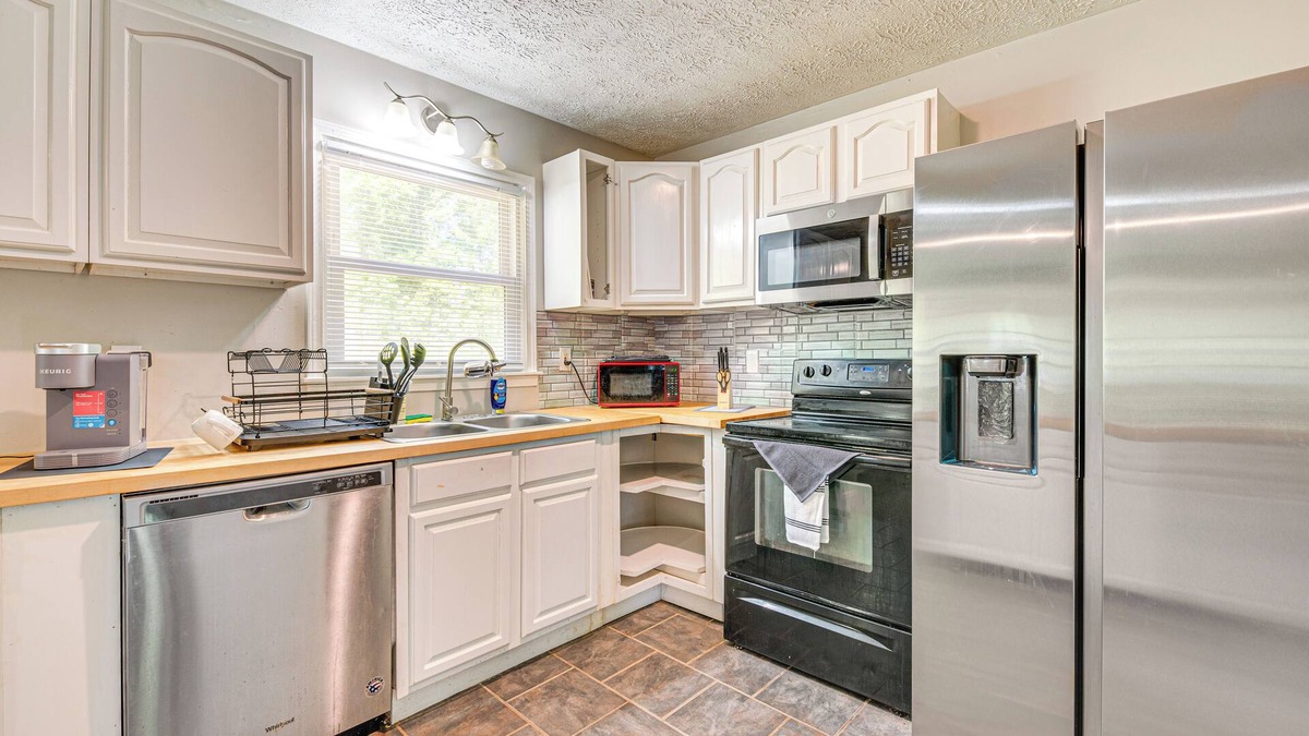 Douglasville House | Cozy Douglasville Home: Close to Parks & Shopping