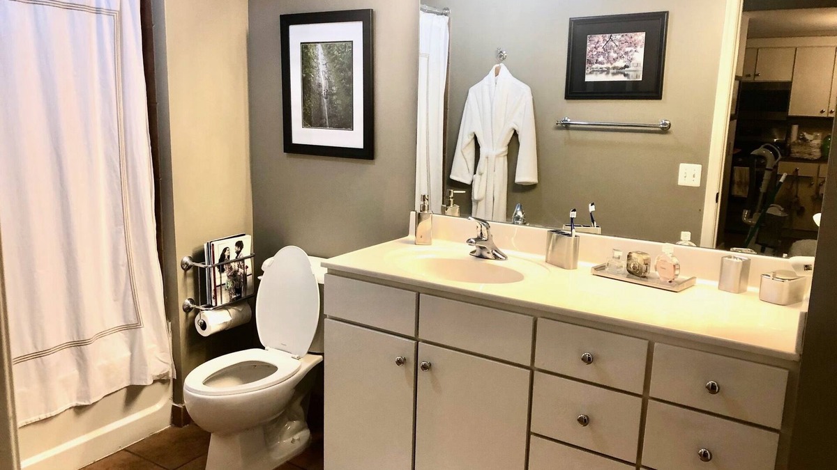 Chinatown Apartment | Cozy downtown apartment near the National Mall!