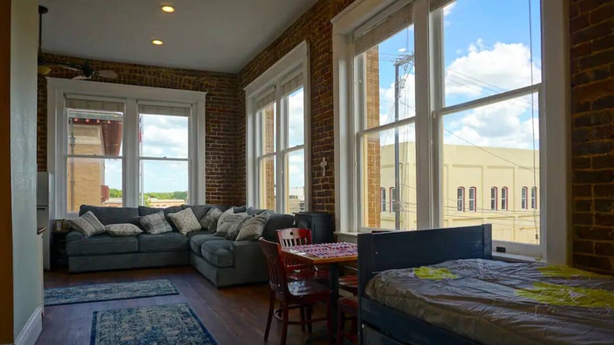 Palestine House | Cozy Downtown Loft With Beautiful Main Street View