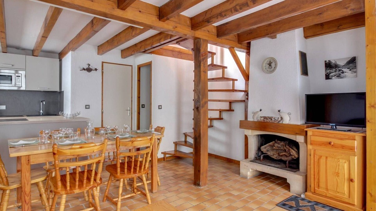 Cauterets House | Cozy Duplex Chalet for 7 with Terrace, Ski Storage & Parking near Gondola